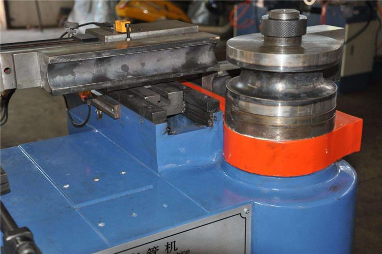 操作人員需要熟悉液壓盤管機(jī)所有開關(guān)、按紐功能，開機(jī)前需要就各調(diào)節(jié)螺桿、控制開關(guān)進(jìn)行檢查并確保功能正常