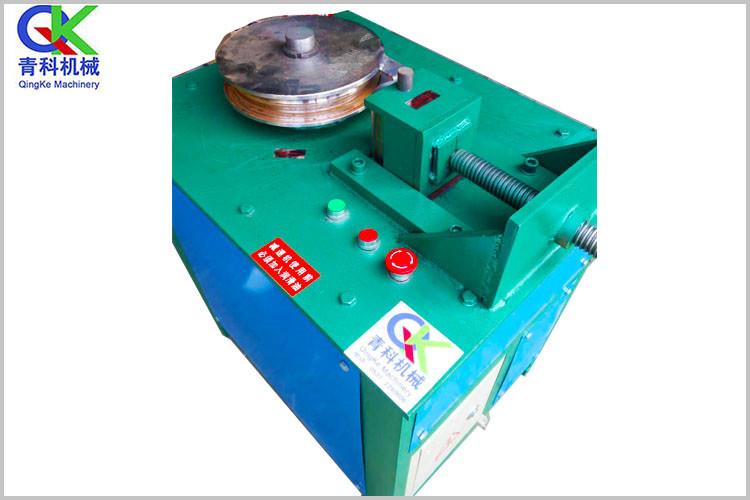 電動液壓彎管機(jī)工作時(shí)，所有人員禁止進(jìn)入轉(zhuǎn)臂及管件掃過的空間范圍。