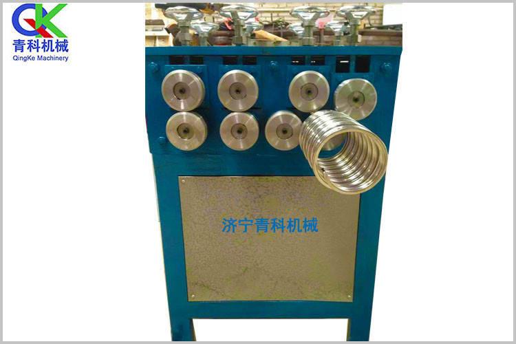 因為對于液壓盤管機(jī)的操作性能也關(guān)乎到生產(chǎn)的人力和技術(shù)的投入，而在這方面投入的同時，自然也就加大了投入的成本